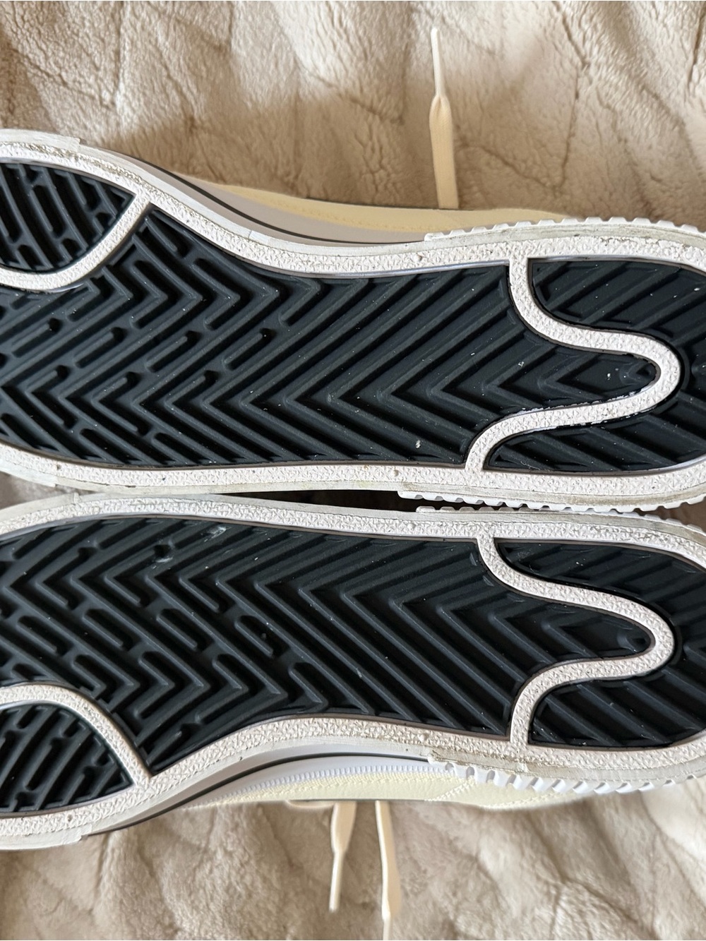 Nike Cream Low-Top Sneakers with Black Swoosh - Picture 4 of 6